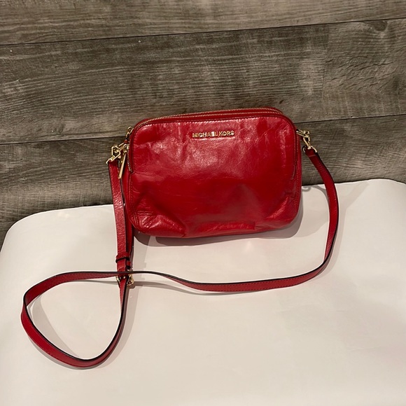 Michael Kors gorgeous Leather Crossbody Bag with lshine gold hardware